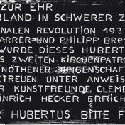 Plakette am alten Hubertuskapellchen in der Buch. Angeblich wegen einem sich darauf befindlichen Hakenkreuzes von den Amerikanern gesprengt.