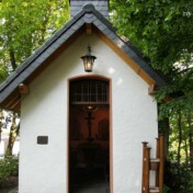Neu erbaute Hubertuskapelle in der Buch