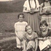 Jugend von Nöthen, vlnr.: Inge Greuel, Luise Greuel, Marlene Bresgen, oben: Roswitha Kolvenbach, Hilde Greuel
