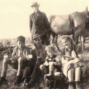 Erntepause,. vlnr.: Alfred Schick, Ewald Schick, Gastkind, Josefine Schick, oben Mathias Schick