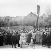 Versammlung (?) am Kriegerdenkmal