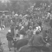 Versammlung (?) am Kriegerdenkmal