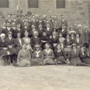 Gruppenfoto vor der Kirche