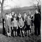 Schulklasse. rechts Pfarrer Maus ?