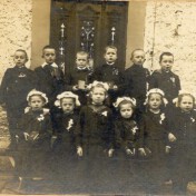 Ganz altes Bild vor der Tür am Pfarrhaus. Wer glaubt jemanden zu kennen?