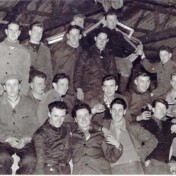 Junggesellen in Gilsdorf. Links mit Zipfelmütze Herbert Schmitz (Kesper)