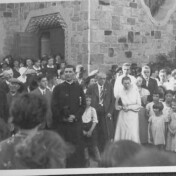 Vor der Kirche mit Pfarrer Maus