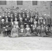 Gruppenfoto neben der Kirche