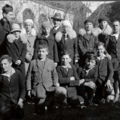 Gruppenfoto mit Pfarrer