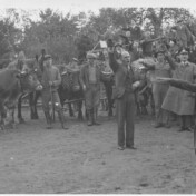 Auf dem Kirchplatz am Kriegerdenkmal