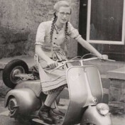 Agnes Schick, Juli 1950, Roller vom Fotografen vor der Schule in Nöthen.
