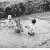 Sommer 1959. Im aufgestauten Bach oberhalb von Gilsdorf. Willi Kurth, Siegfried Renn, Willi Schmitz