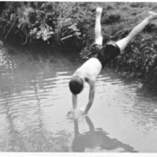 Sommer 1959 "Köppe" in den Gilsdorfer Bach von Willi Schmitz