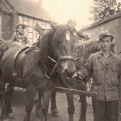 Nöthen am Pfarrhaus, ca. 1954. Ewald Schick mit Gastkindern