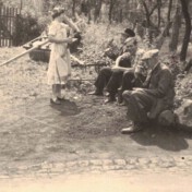 Pause am Garten (mittig Erich Harwarth)