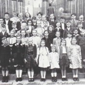 Schulausflug zum Kölner Dom. Hinten links Lehrer Jakob Kolvenbach