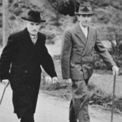 Clemens Schmitz (l.) und Vater Josef gehen an den Öffnungen der Kriegsbunker vorbei, die am Gilsdorfer Berg gegraben waren.