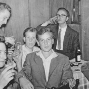26. Juli 1958. Der Sportverein Nöthen hatte zum Fest geladen - Ausschnitt von der Thekenmannschaft (2).