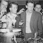 26. Juli 1958. Der Sportverein Nöthen hatte zum Fest geladen - Ausschnitt von der Thekenmannschaft (1).
