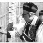 14.5.1959
Pfarrer Dr. Alexander Klein schließt zum ersten mal symbolisch "seine" Kirche auf