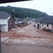 Riesige Wassermassen strömen durch die Pescher Straße Richtung Ort. Der Bachlauf ist nicht mehr zu erkennen.