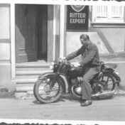 Vor der Gaststätte in Gilsdorf. Auf Motorrad: Toni Esser ?