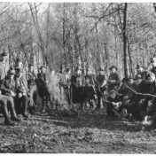 Jagdgesellschaft bei Mittagsrast im Wald