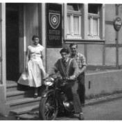 Gaststätte Schick, Gilsdorf.
Schmahle Fränz und Erich Harwarth.
Wirtin Hildegard Esser.