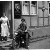 Vor der Gaststätte Schick.
Hildegard Esser, auf Motorrad Franz Kurth ?