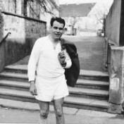 "Fratze Fränz" Franz Kastenholz in Fußballmontur an der Treppe zum KIrchenaufgang