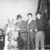 Roggendorfs Hein beim portionieren der "Sau am Spieß"