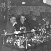 "Zalefe Karl on Fratze Fränz" an der Theke an Bau