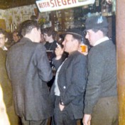 An der Theke "an Bau".
Mitte Karl Zalfen, rechts Bau Hein