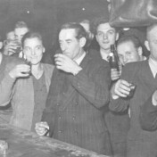 Hier geht es "hoch her" - Kirmes?
Mitte: "Kneppe Karl"