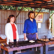 Roswitha und Wolfgang beim Grillen