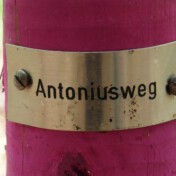 Wegbezeichnung im Gotteswald zur vereinfachten Auffindung von Gräbern