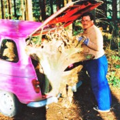 Hübi lädt eine Wurzel ins Auto (wohl für eine Krippe . . . ! ? )