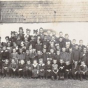 Schulfoto ca. 1920 mit Handlung von Jaquemain