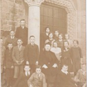 Jugendgruppe vor der Kirchentür