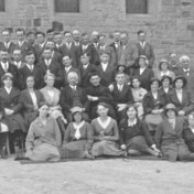 Pfarrer Mauss mit Küster Hack (mittig)