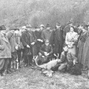 Jagdgesellschaft nach erfolgreicher Jagd
(u. a. Peter Schick, Förster Lehnen, Kneppe Karl, Josef Bresgen)
