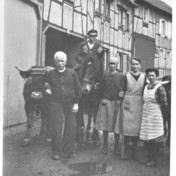Familie Bützler mit Pferd und Ochse