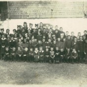 Schulfoto ca. 1920 mit Handlung von Jaquemain